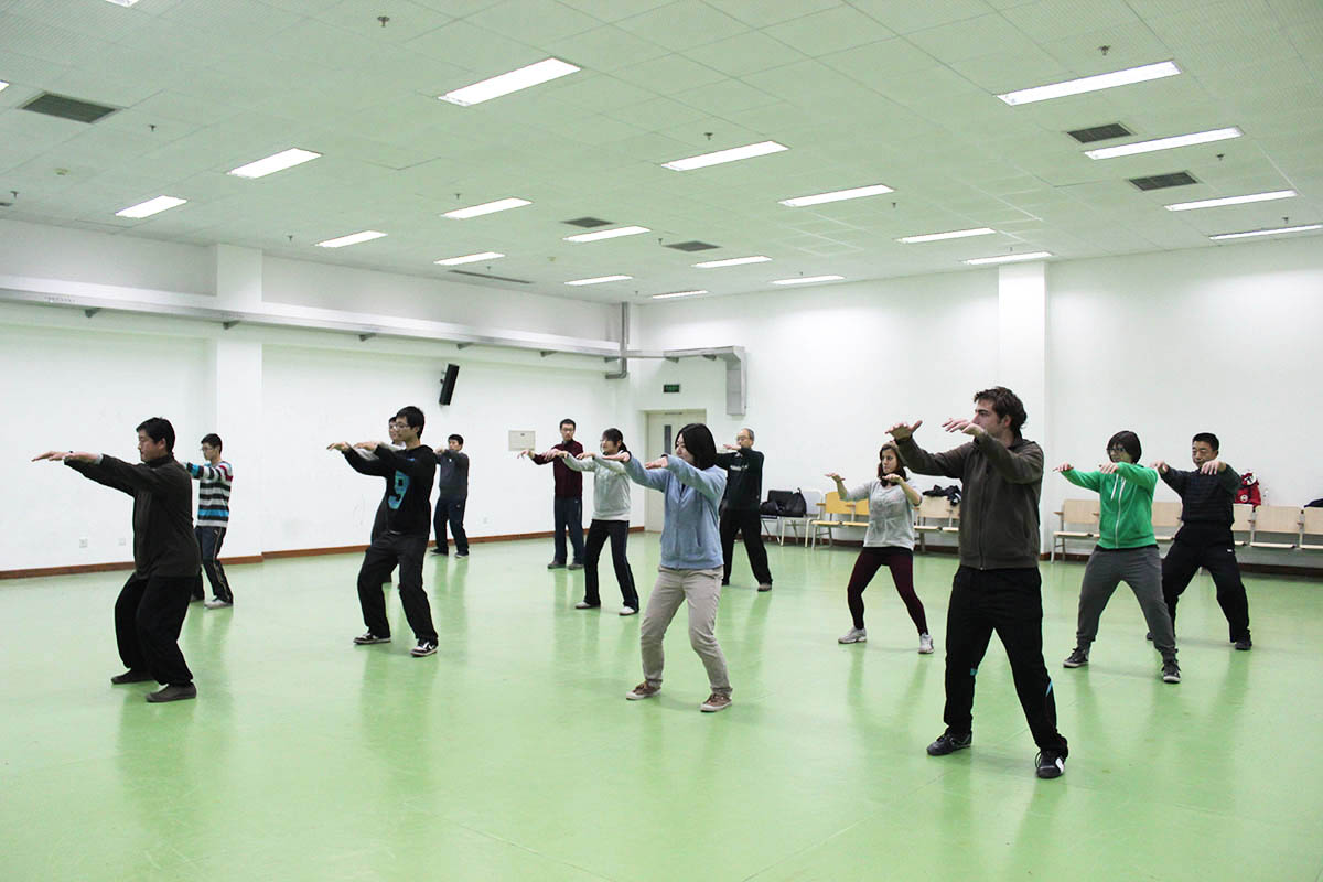 外国学员练习太极拳